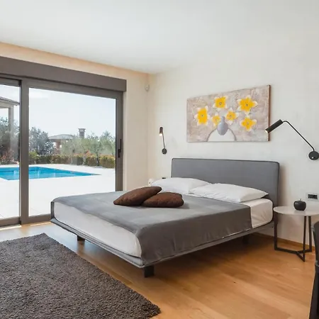 Villa Old Olive Viii - Heated Pool - By Vivi Rent